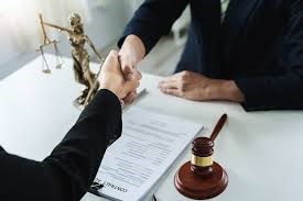  یکی از مهم‌ترین اقدامات وکیل، ارائه راهکارهای پیشگیرانه برای جلوگیری از مشکلات آینده است:-تنظیم قرارداد دقیق و قانونی-درج شرایط پرداخت و جریمه دیرکرد-ثبت مکاتبات رسمی و مستند.این کار باعث می‌شود پیمانکار در پروژه‌های بعدی کمتر در معرض ریسک وصول مطالبات قرار بگیرد.موفقیت در وصول مطالبات بدون وکیل بسیار دشوار است، زیرا فرآیند قانونی پیچیده، مستندات لازم و دانش حقوقی لازم است. وکیل متخصص هم مسیر قانونی را طی می‌کند و هم از زمان و انرژی پیمانکار محافظت می‌کند.